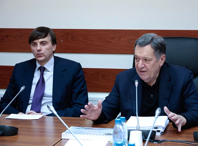 Министр просвещения РФ Сергей Кравцов и Председатель Комитета по бюджету и налогам Андрей Макаров