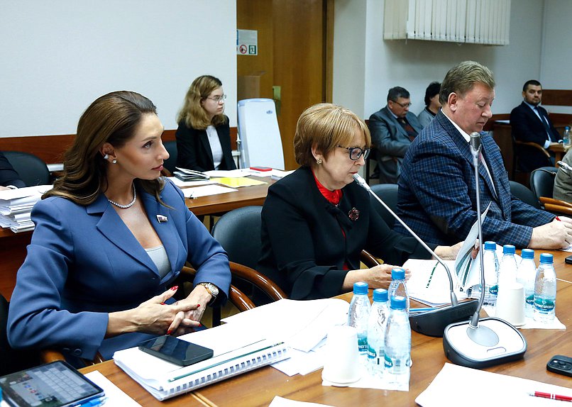 Член Комитета по международным делам Роза Чемерис, член Комитета по бюджету и налогам Оксана Дмитриева и Председатель Комитета по аграрным вопросам Владимир Кашин