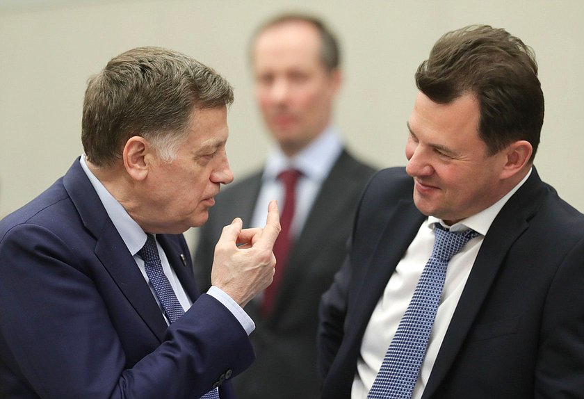 Член Комитета по финансовому рынку Вячеслав Макаров и член Комитета по транспорту и развитию транспортной инфраструктуры Роман Романенко