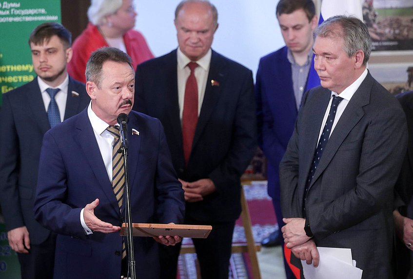 Член Комитета по развитию Дальнего Востока и Арктики Владимир Новиков и Председатель Комитета по делам СНГ, евразийской интеграции и связям с соотечественниками Леонид Калашников