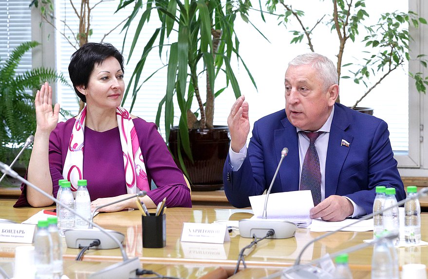 Председатель Комитета по региональной политике и проблемам Севера и Дальнего Востока Николай Харитонов и заместитель Председателя Комитета Оксана Бондарь