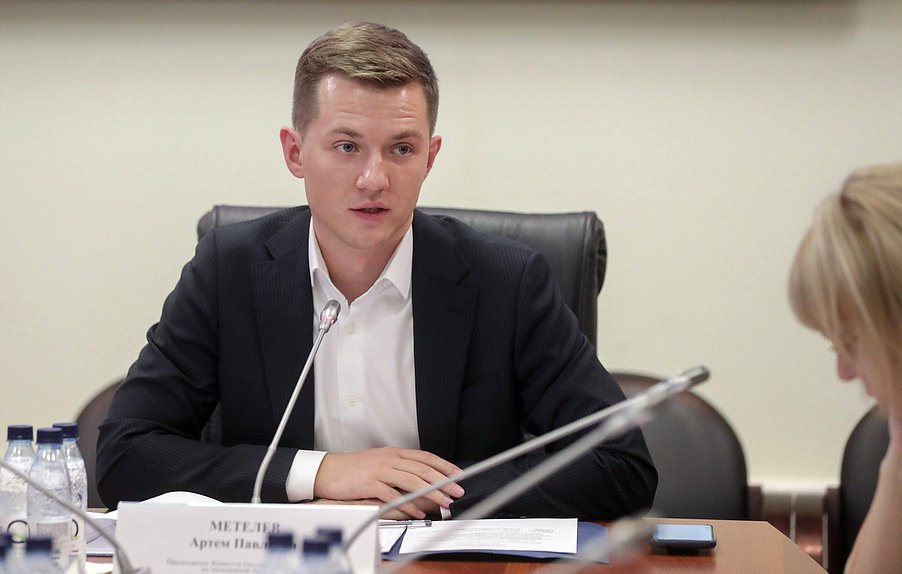 Председатель Комитета по молодежной политике Артем Метелев
