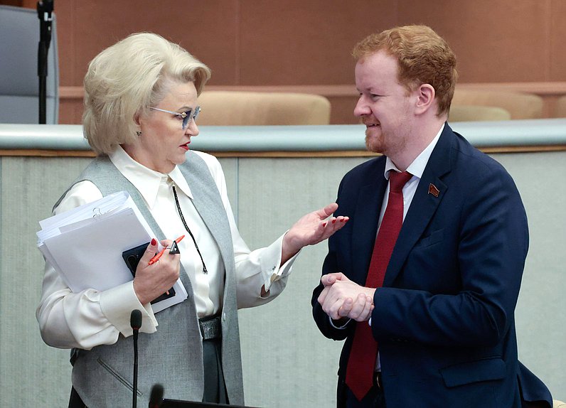 Председатель Комитета по защите семьи, вопросам отцовства, материнства и детства Нина Останина и член Комитета по бюджету и налогам Денис Парфенов