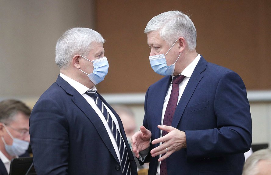 Член Комитета по аграрным вопросам Виктор Кидяев и Председатель Комитета по безопасности и противодействию коррупции Василий Пискарев