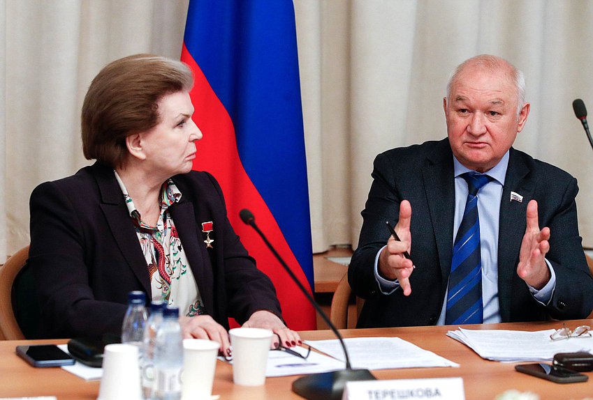 Член Комитета по международным делам Валентина Терешкова и Первый заместитель Председателя Комитета по делам национальностей Ильдар Гильмутдинов