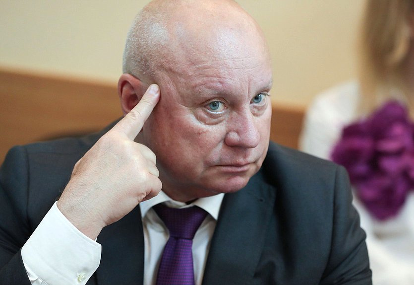 Член Комитета по экологии, природным ресурсам и охране окружающей среды Виталий Лихачев