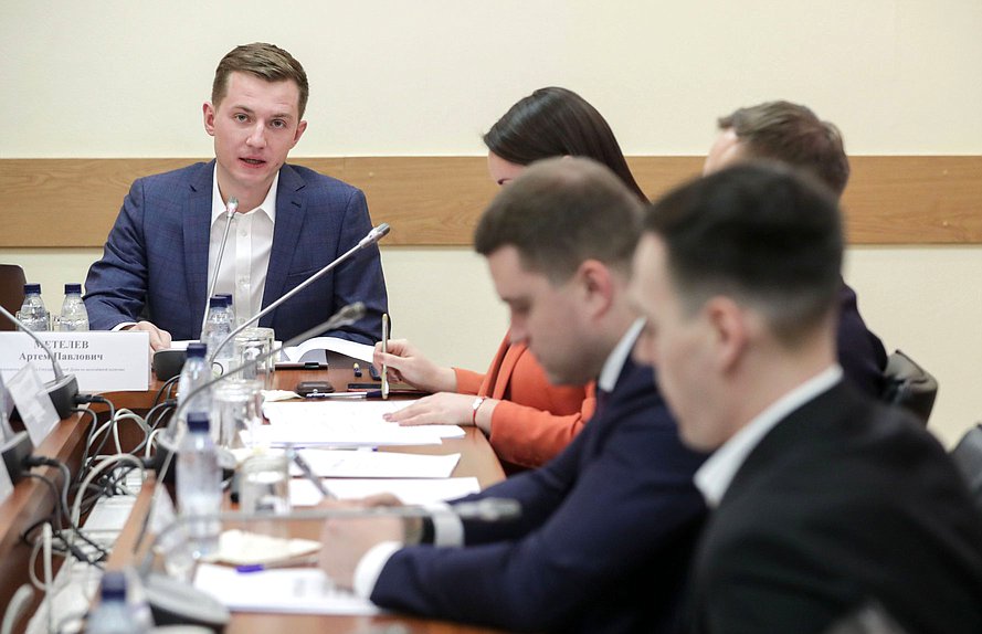 Председатель Комитета по молодежной политике Артем Метелев