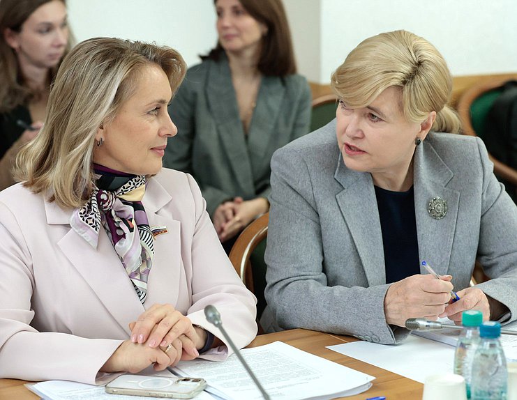 Члены Комитета по охране здоровья Юлия Гаревская и Тамара Фролова