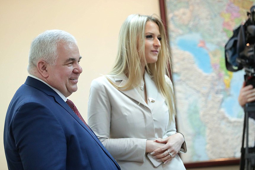 Первый заместитель Председателя Комитета по делам СНГ, евразийской интеграции и связям с соотечественниками Казбек Тайсаев и Первый заместитель Председателя Комитета по просвещению Яна Лантратова