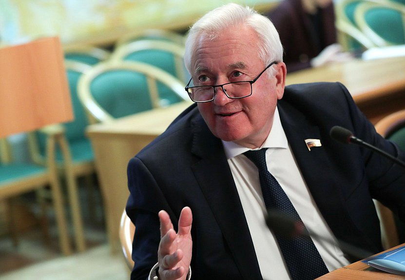 Член Комитета по контролю Леонид Ивлев