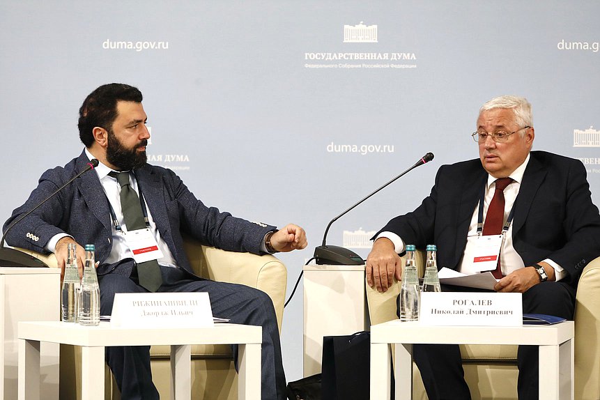 Директор по энергетическому бизнесу компании "Русал" Джордж Рижинашвили и ректор Национального исследовательского университета "МЭИ" Николай Рогалев. Сессия «Производство и инвестиции»