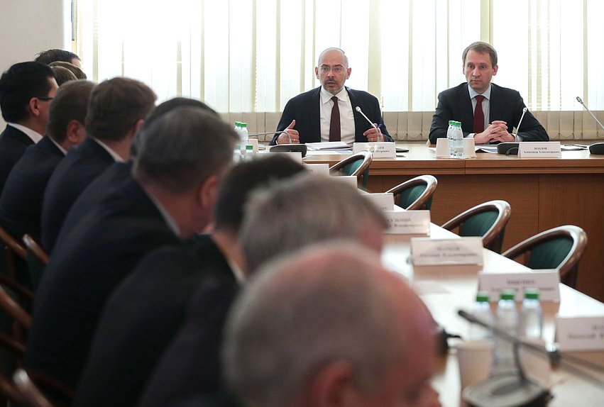 Председатель Комитета по природным ресурсам, собственности и земельным отношениям Николай Николаев и Министр природных ресурсов и экологии РФ Александр Козлов