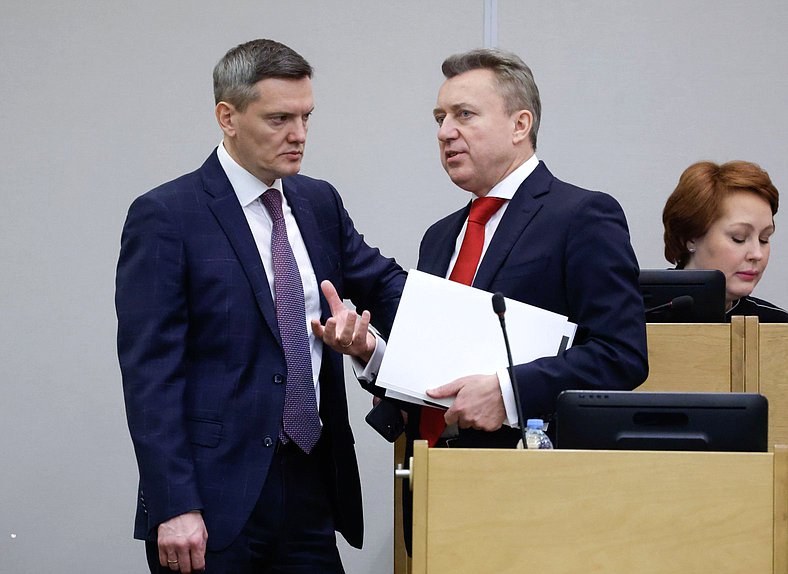 Первый заместитель Председателя Комитета по государственному строительству и законодательству Даниил Бессарабов и заместитель Председателя Комитета по безопасности и противодействию коррупции Анатолий Выборный