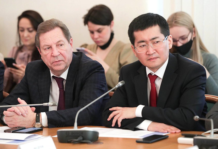 Заместители Председателя Комитета по природным ресурсам, собственности и земельным отношениям Михаил Кузьмин и Николай Будуев