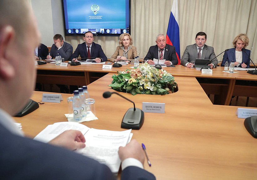 Парламентские слушания на тему «О ходе выполнения единого плана мероприятий по реализации Основ государственной политики РФ в Арктике на период до 2035 г. и Стратегии развития Арктической зоны РФ и обеспечения национальной безопасности на период до 2035 г. Правовой аспект»