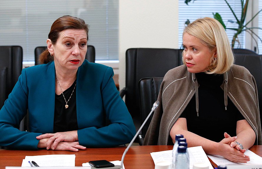 Член Комитета по науке и высшему образованию Ольга Пилипенко и заместитель Председателя Комитета Екатерина Харченко