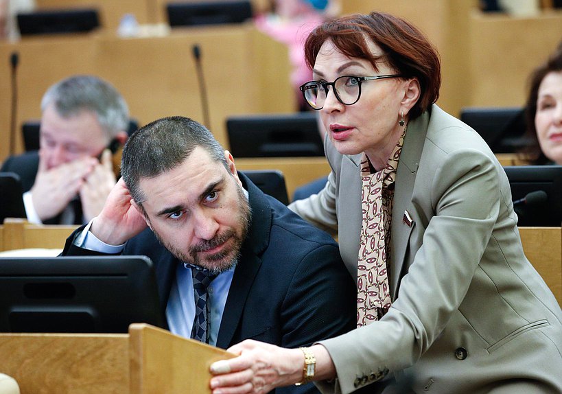 Председатель Комитета по охране здоровья Дмитрий Хубезов и член Комитета по обороне Татьяна Кусайко