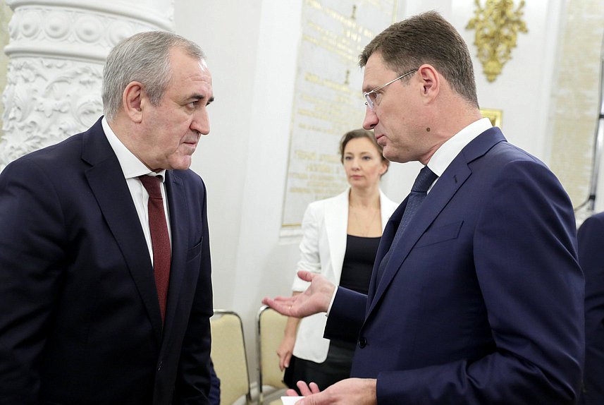 Заместитель Председателя Государственной Думы Сергей Неверов и заместитель Председателя Правительства РФ Александр Новак