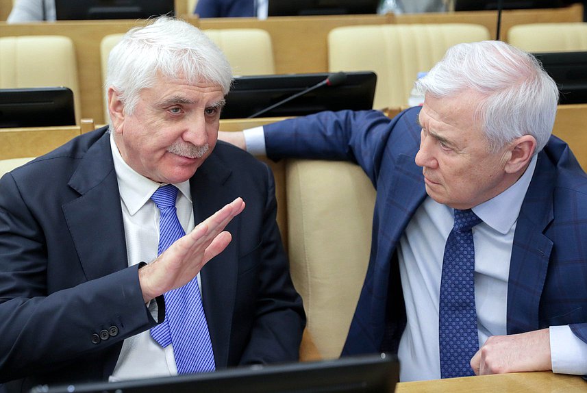 Первый заместитель Председателя Комитета по международным делам Алексей Чепа и Председатель Комитета по финансовому рынку Анатолий Аксаков