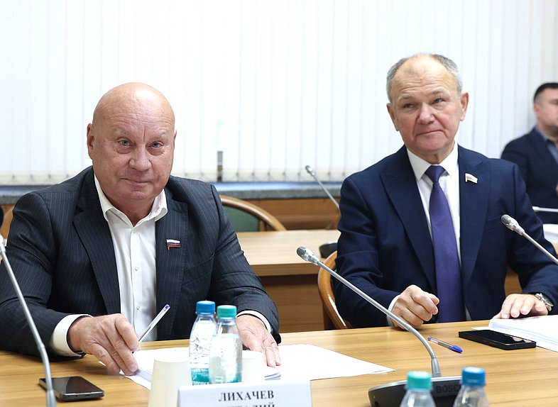 Член Комитета по охране здоровья Виталий Лихачев и заместитель Председателя Комитета Николай Щеглов