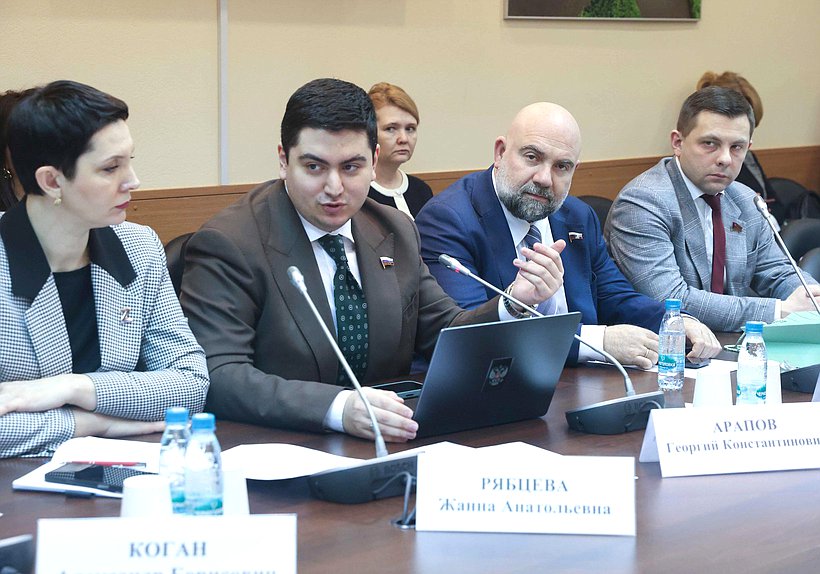 Заместители Председателя Комитета по экологии, природным ресурсам и охране окружающей среды Жанна Рябцева и Георгий Арапов и члены Комитета Тимофей Баженов и Олег Михайлов