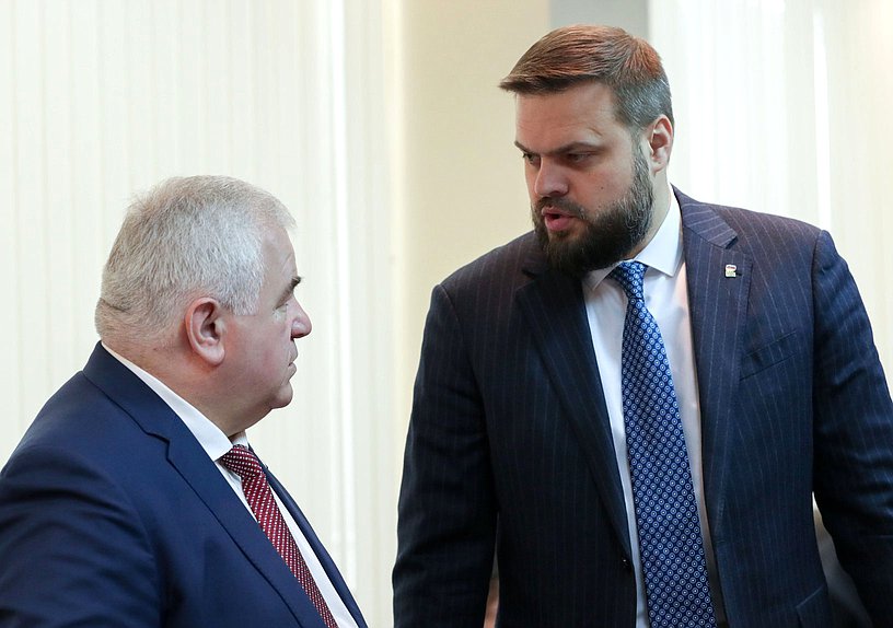 Первый заместитель Председателя Комитета по делам СНГ, евразийской интеграции и связям с соотечественниками Казбек Тайсаев и заместитель Председателя Комитета по делам СНГ, евразийской интеграции и связям с соотечественниками Артем Туров