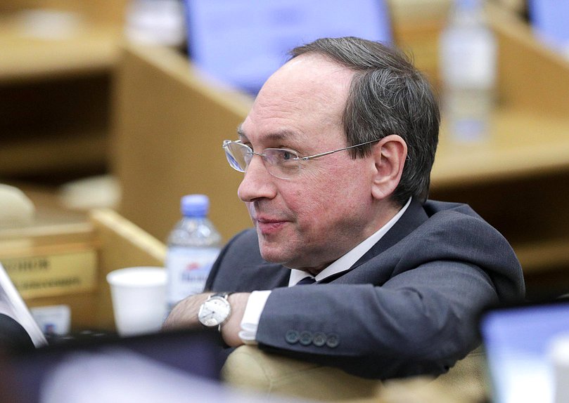 Председатель Комитета по образованию и науке Вячеслав Никонов