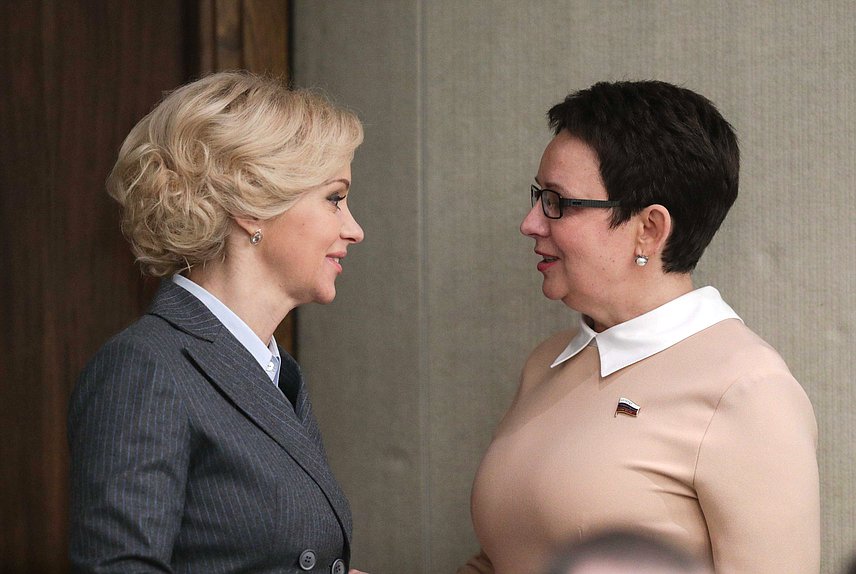 Первый заместитель Председателя Комитета по культуре Ольга Казакова и Председатель Комитета по контролю и Регламенту Ольга Савастьянова