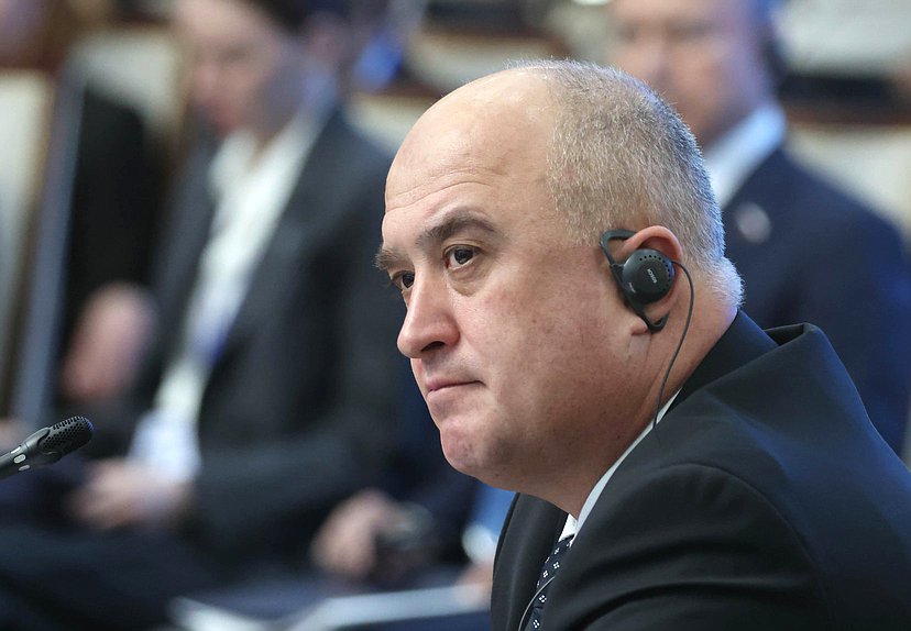 El presidente del Majlis-i Millî de la República de Tayikistán, Fayzali Idizoda