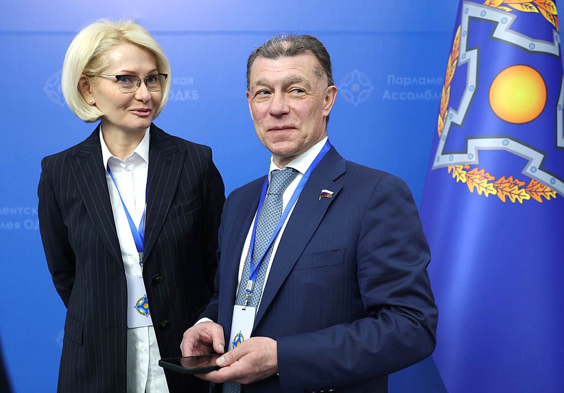 Vicejefa de la Duma Estatal Viktoria Abramchenko y Principal del Comité de Política Económica Maxim Topilin