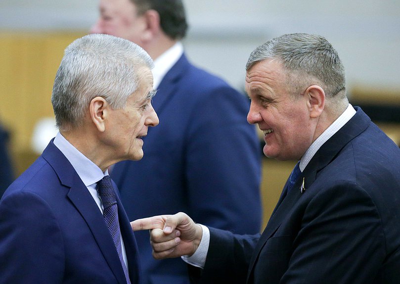Первый заместитель Председателя Комитета по образованию и науке Геннадий Онищенко и Первый заместитель Председателя Комитета по труду, социальной политике и делам ветеранов Николай Коломейцев