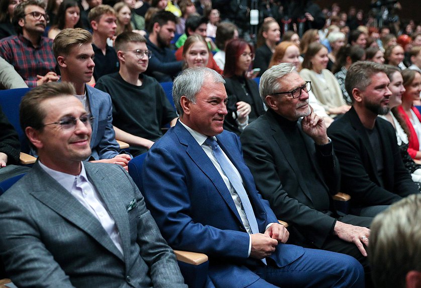 Актер Сергей Безруков, Председатель Государственной Думы Вячеслав Володин и актер Александр Михайлов