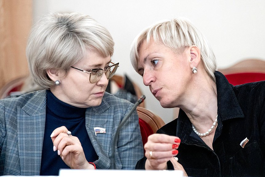 Заместитель Председателя Комитета по просвещению Ирина Ивенских и член Комитета Эльвира Аиткулова