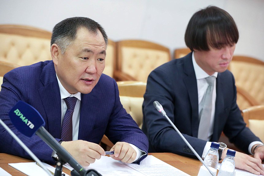 Заместитель Председателя Государственной Думы Шолбан Кара-оол и Председатель Комитета по туризму и развитию туристической инфраструктуры Сангаджи Тарбаев