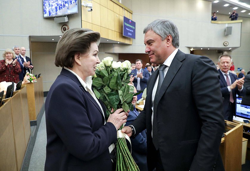 Заместитель Председателя Комитета по федеративному устройству и вопросам местного самоуправления Валентина Терешкова и Председатель Государственной Думы Вячеслав Володин
