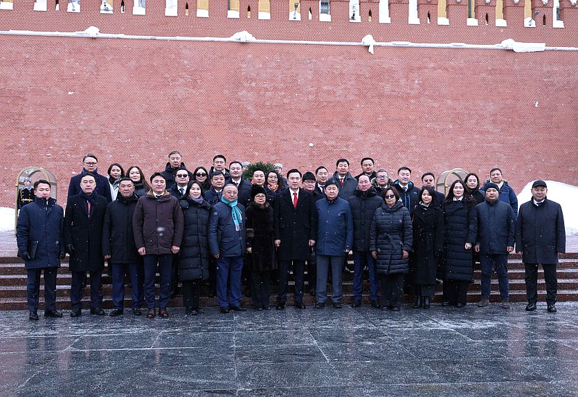 Председатель Великого Государственного Хурала Монголии Ням-Осорын Учрал возложил венок к Могиле Неизвестного солдата