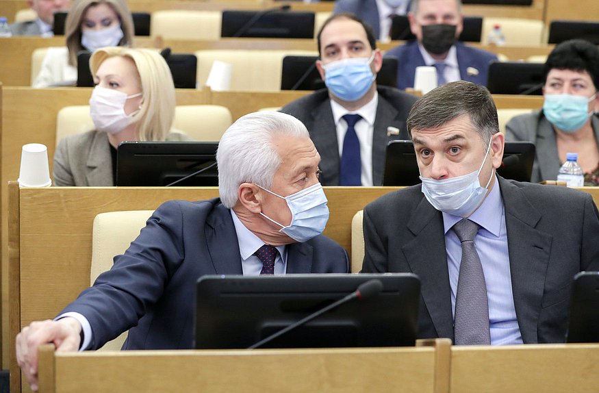 Руководитель фракции «Единая Россия» Владимир Васильев и член Комитета по безопасности и противодействию коррупции Адальби Шхагошев
