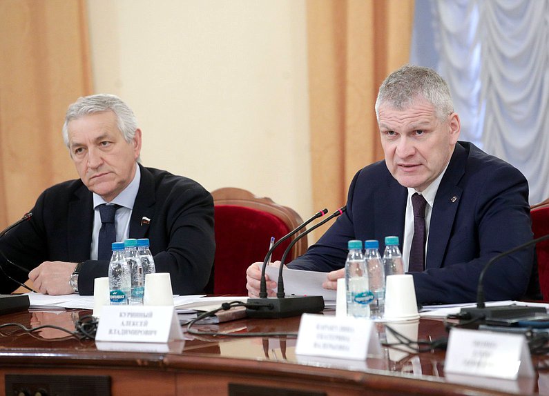 Первый заместитель Председателя Комитета по охране здоровья Леонид Огуль и заместитель Председателя Комитета Алексей Куринный