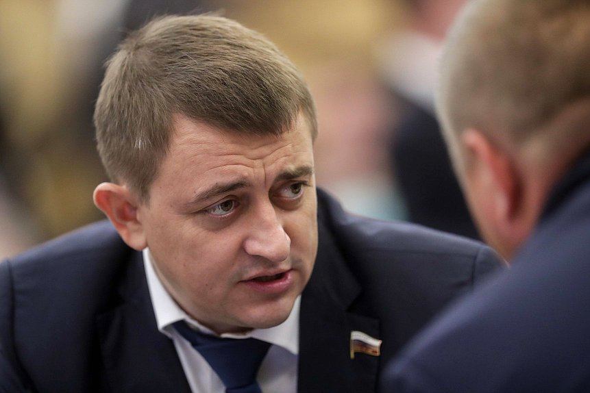 Член Комитета по вопросам собственности, земельным и имущественным отношениям Андрей Гимбатов