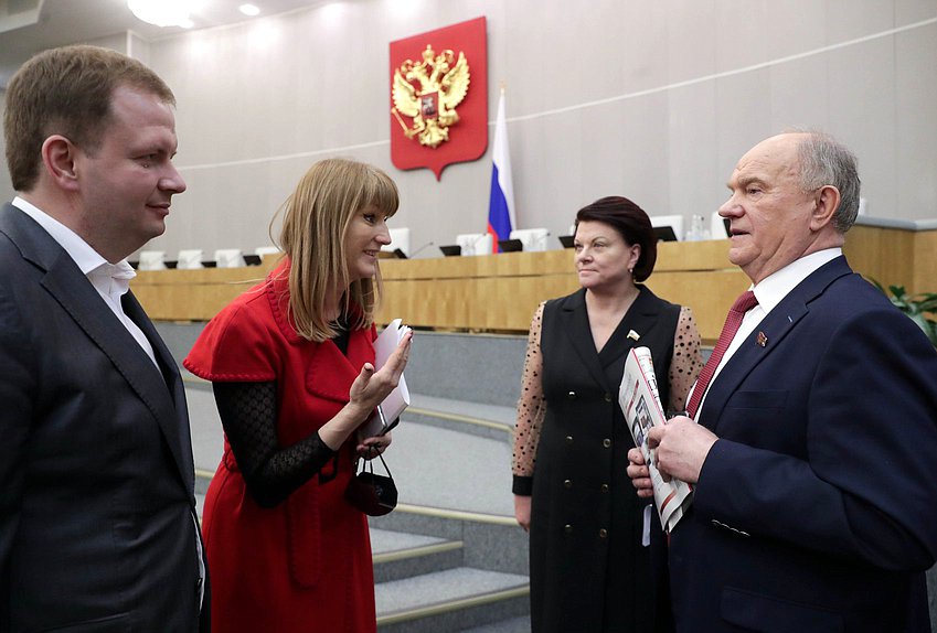 Первый заместитель Председателя Комитета по международным делам Светлана Журова, заместитель Председателя Комитета по труду, социальной политике и делам ветеранов Марина Оргеева и руководитель фракции КПРФ Геннадий Зюганов