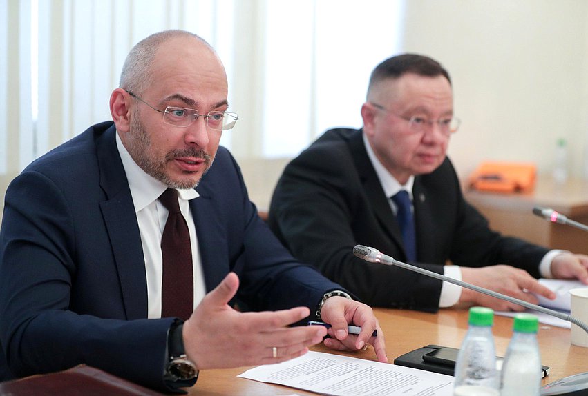 Председатель Комитета по природным ресурсам, собственности и земельным отношениям Николай Николаев и Министр строительства и ЖКХ Ирек Файзуллин