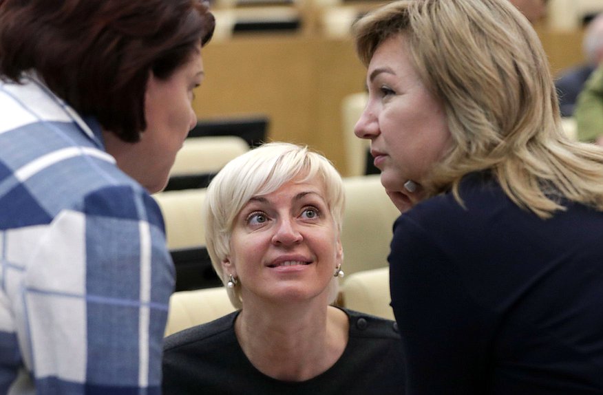 Заместитель Председателя Комитета по просвещению Ирина Ивенских и член Комитета Лариса Тутова