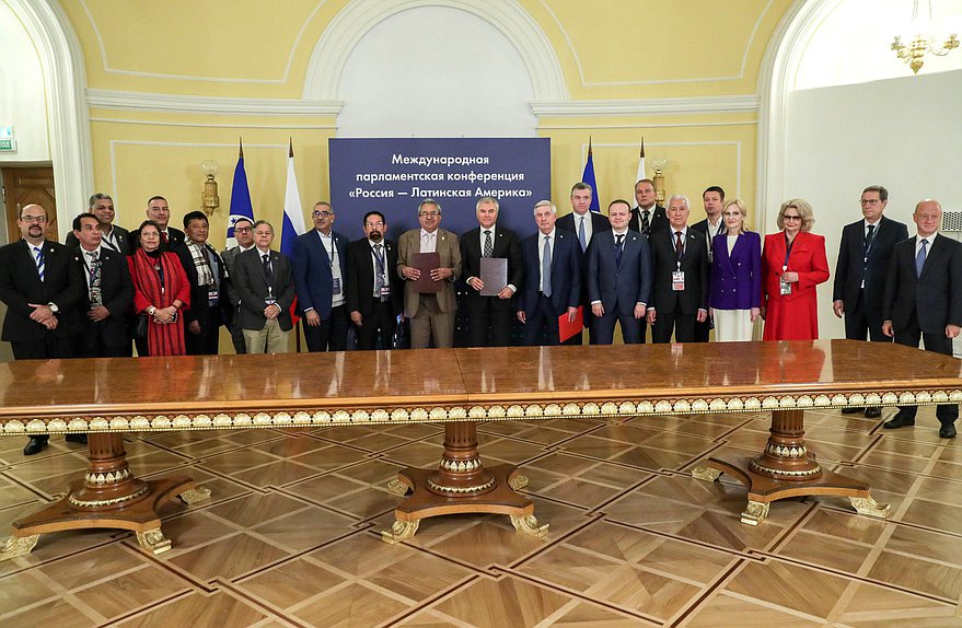 Jefe de la Duma Estatal, Vyacheslav Volodin y el Presidente del Parlamento Centroamericano (PARLACEN), Amado Cerrud Acevedo