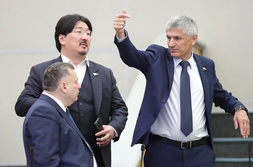 Заместитель Председателя Комитета по охране здоровья Бадма Башанкаев и член Комитета по аграрным вопросам Алексей Лавриненко