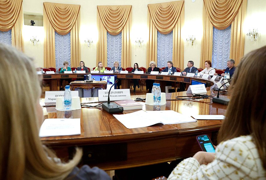 Совместное заседание Комитета по защите семьи, вопросам отцовства, материнства и детства и Комиссии Общественной Палаты по демографии, защите семьи, детей и традиционных семейных ценностей