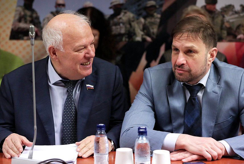 Заместитель Председателя Комитета по экологии, природным ресурсам и охране окружающей среды Анатолий Грешневиков и член Комитета по культуре Дмитрий Кузнецов