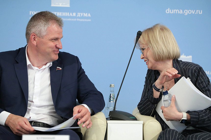Заместители Председателя Комитета по охране здоровья Алексей Куринный и Татьяна Соломатина