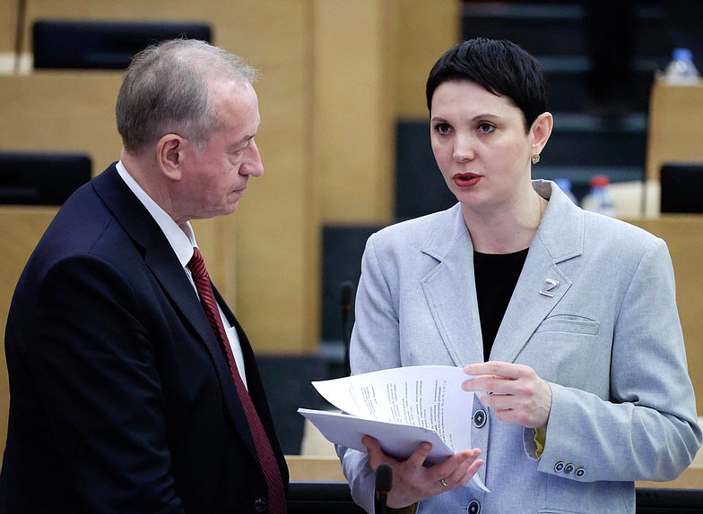 Первый заместитель Председателя Комитета по энергетике Сергей Левченко и заместитель Председателя Комитета по экологии, природным ресурсам и охране окружающей среды Жанна Рябцева