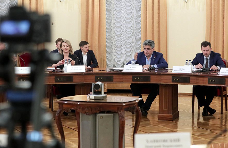 Круглый стол фракции партии «Новые люди» на тему «Развитие химической промышленности: проблемы и перспективы»