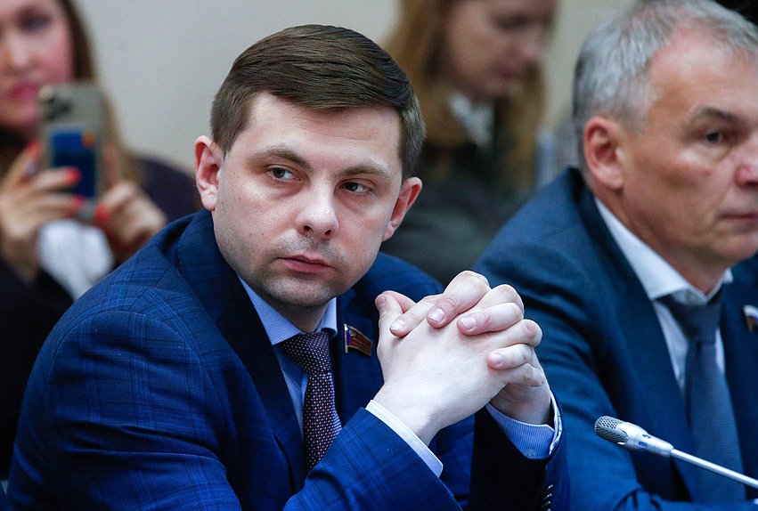 Член Комитета по экологии, природным ресурсам и охране окружающей среды Олег Михайлов